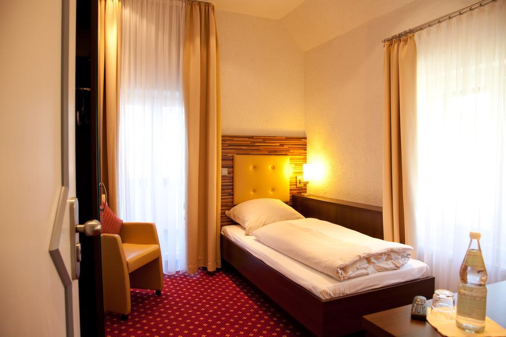 Hotel- Restaurant Poststuben Bensheim Room photo